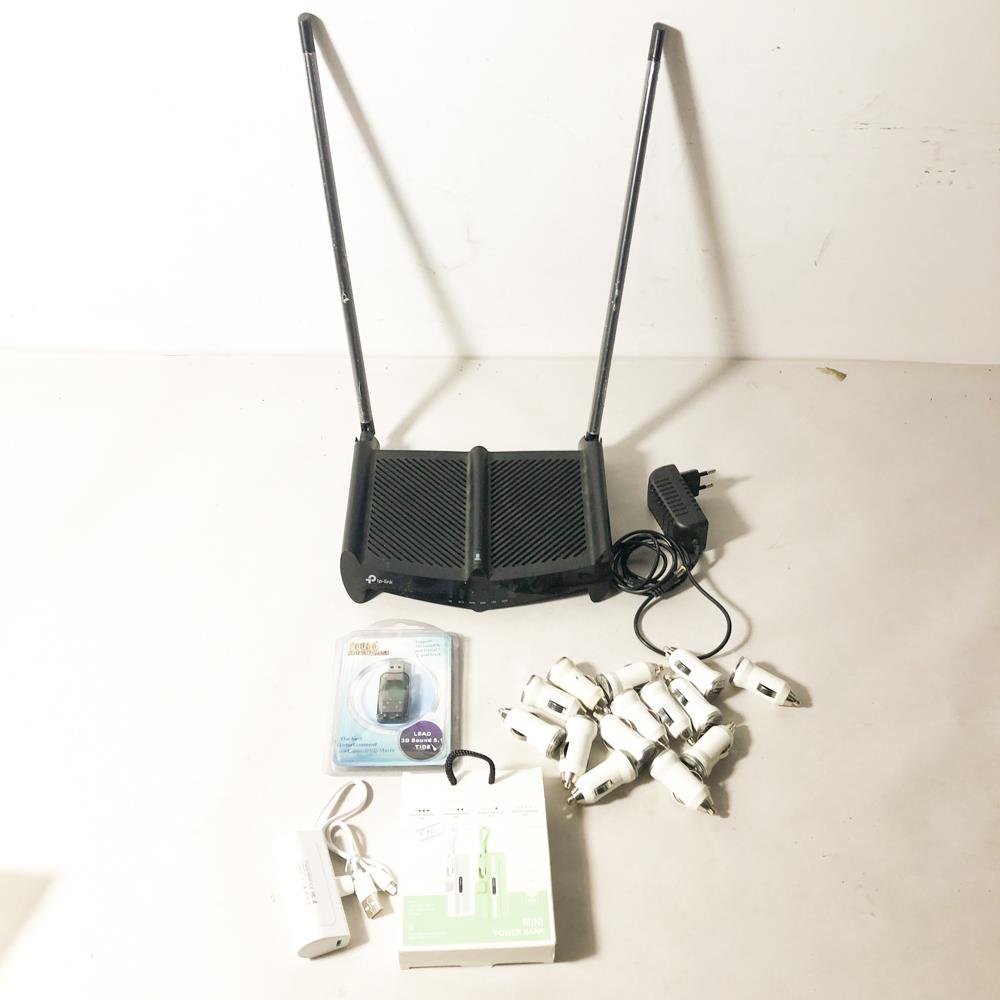 Lote de Electrónica: 2 Mini Power Banks, Router TP-Link y Adaptadores para Auto