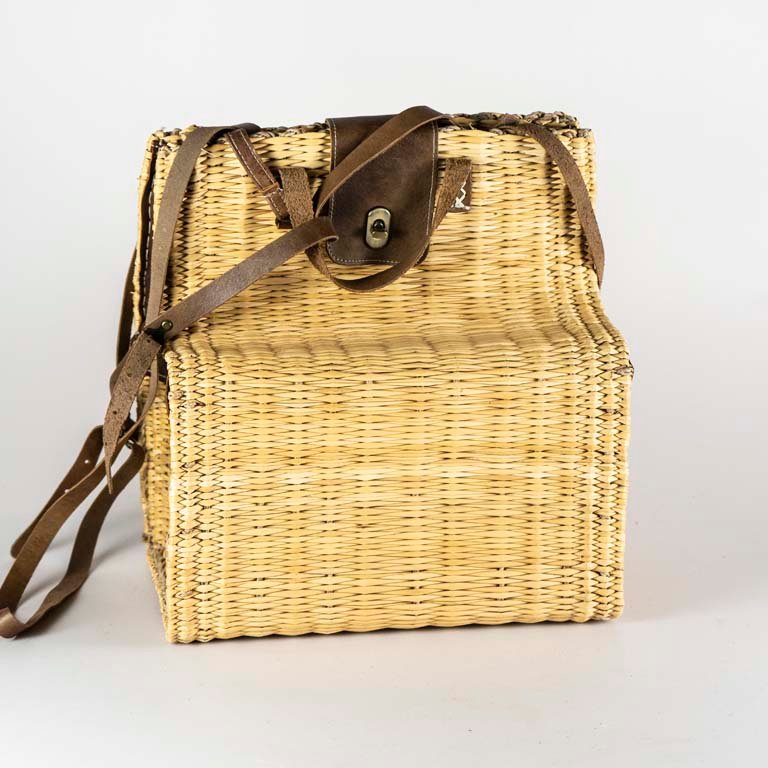 Lote siguiente: Bolsos de fibras naturales con cuero y cuerina