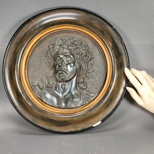 Placa de Cristo en Relieve con Marco Circular de Yeso y Madera - imagen 1