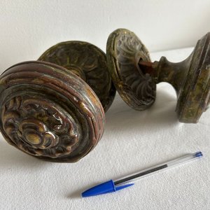 Juego de 2 Manijas Antiguas de Bronce Macizo con Diseño Floral - imagen 2
