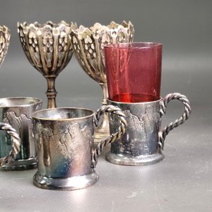 Lote de 9 piezas: Copitas metálicas caladas y shots de cristal ruby con soportes - imagen 4
