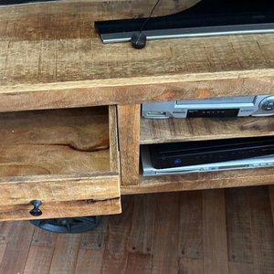 LOTE DESTACADO - hermoso rack madera masiza con ruedas de hierro - imagen 3