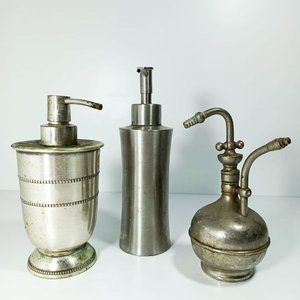 Antiguos Dispensadores de Jabón Metálicos con Sello "Paris" - imagen 2