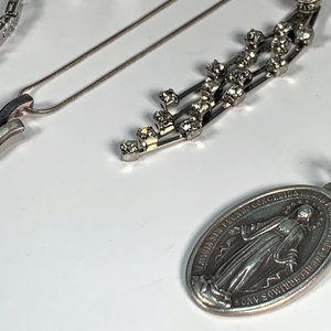 Lote de 7 piezas de fantasía: pulseras, cadenas, caravanas y medallas religiosas - imagen 3