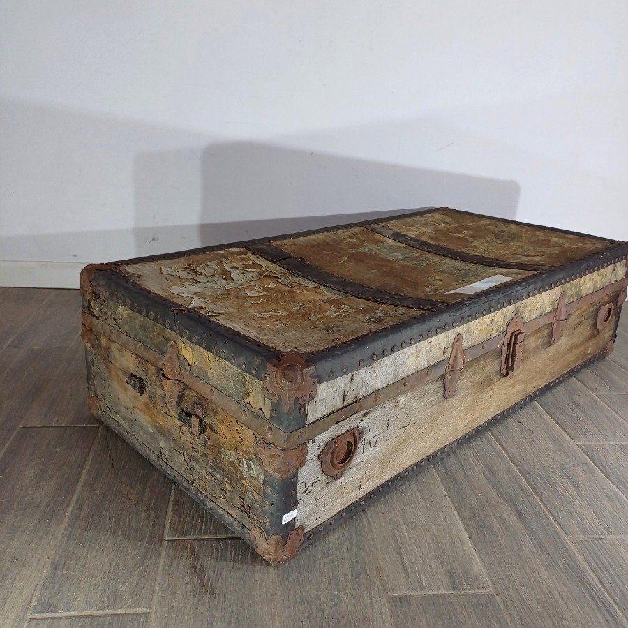 Baúl de madera con herrajes y rastros de polillas - imagen 3