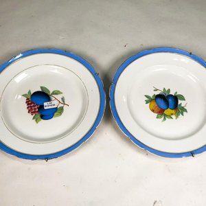 Par de Platos de Porcelana Blanca con Frutas y Borde Celeste - imagen 1