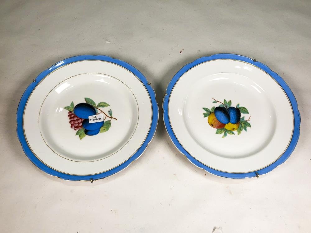 Par de Platos de Porcelana Blanca con Frutas y Borde Celeste