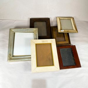 Lote siguiente: Lote de Cinco Portarretratos Vintage de Madera