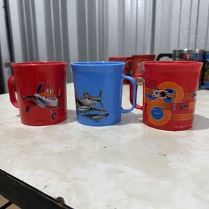 Lote de 8 Tazas Plásticas y 1 de Acero Inoxidable con Diseños Infantiles - imagen 5