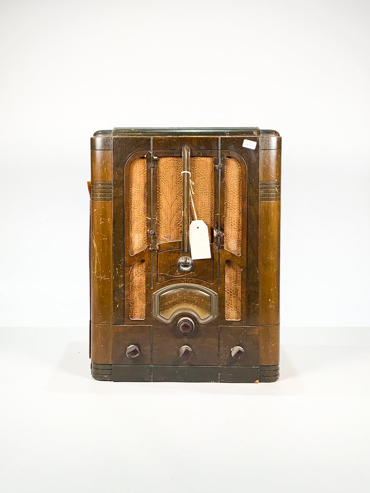 Lote anterior: Radio en caja de madera tipo capilla, años 30