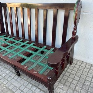 Sillón de madera oscura con detalles a cuadros - imagen 4