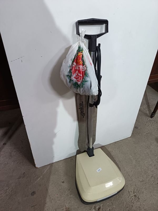 Lustra Aspiradora Geka con Accesorios