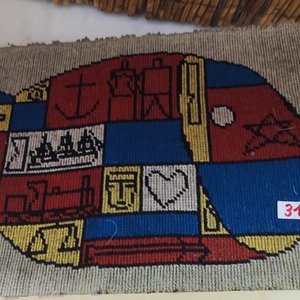 Lote siguiente: Cuadro Tejido Decorativo con Diseño de Peces y Símbolos