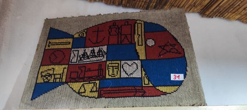 Cuadro Tejido Decorativo con Diseño de Peces y Símbolos