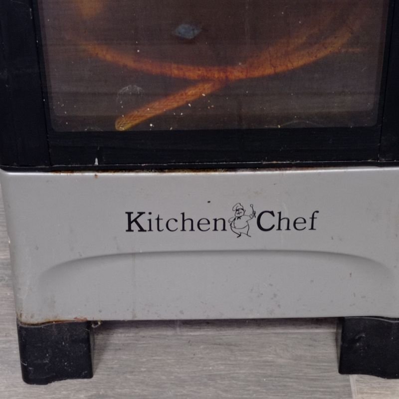 Cocina marca Tem, con rastro de óxido. No se probó. - imagen 2