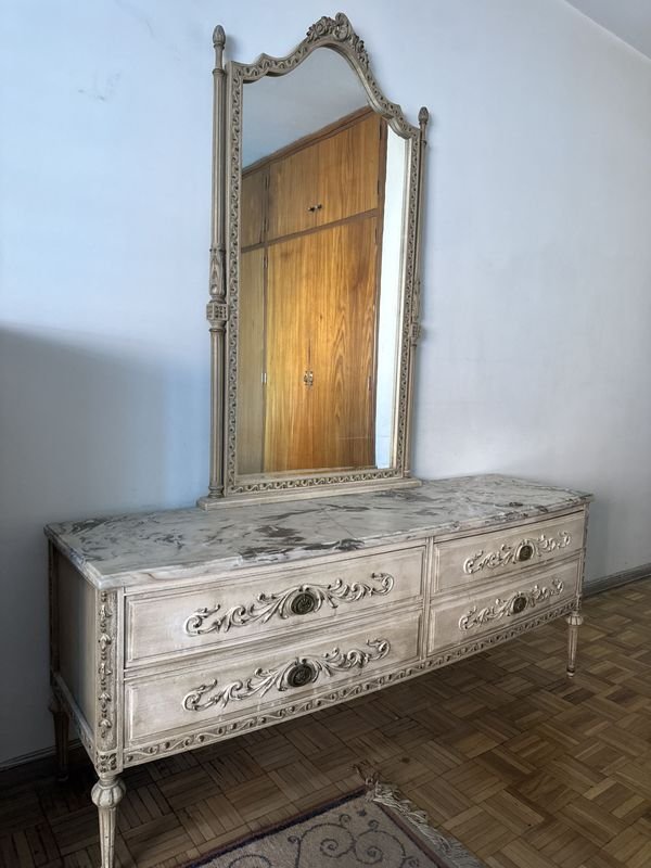 Lote siguiente: Cajonera francesa con tapa de mármol y espejo biselado