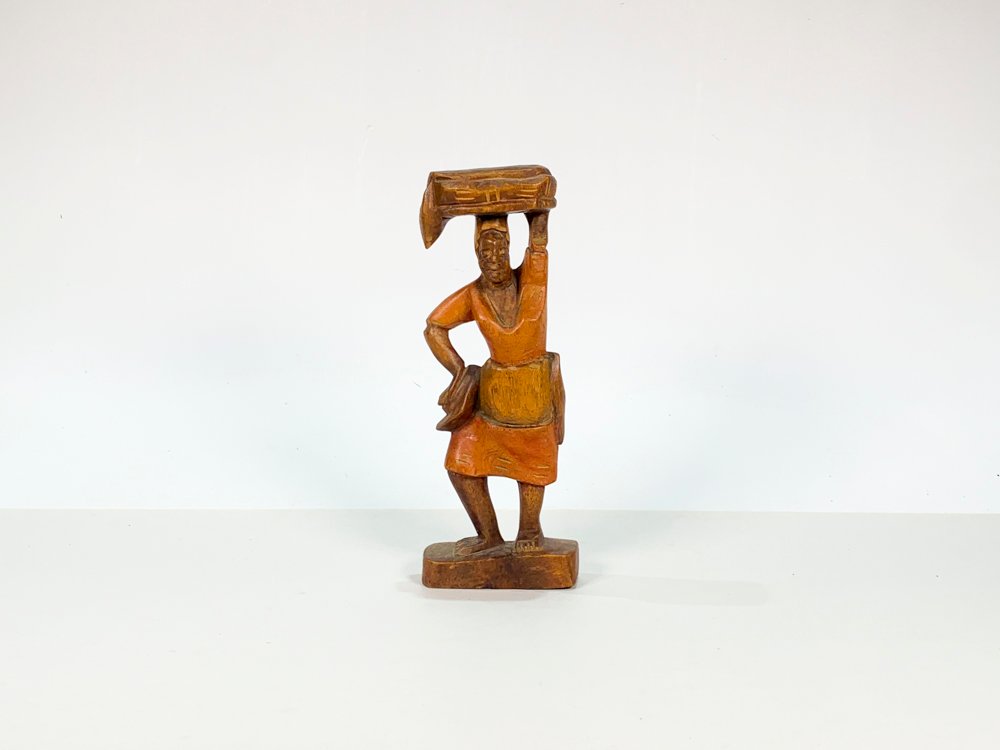 Lote siguiente: Talla de madera con dama africana y canasto