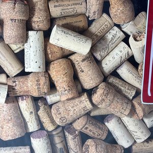 Cuadro Decorativo Temático de Vino con Corchos y Frase - imagen 5