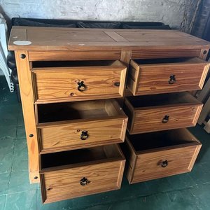 Cómoda Baja de Pino con Seis Cajones y Tiradores Oscuros - imagen 2
