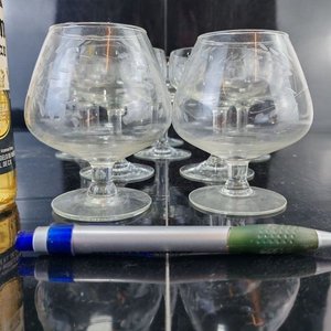 Lote de Cristalería: Licorera, Jarra Azul, Vaso Grabado y Copas de Brandy - imagen 6