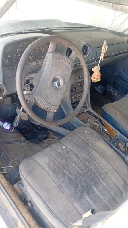 Vehículo Mercedes Benz 300D en mal estado - imagen 5