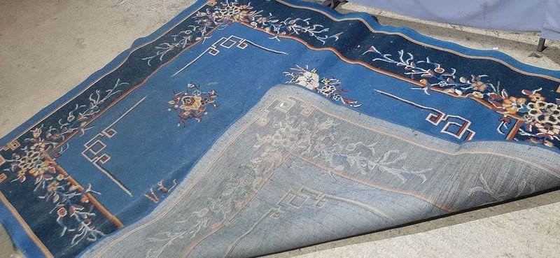 Alfombra azul con diseño dorado - imagen 3