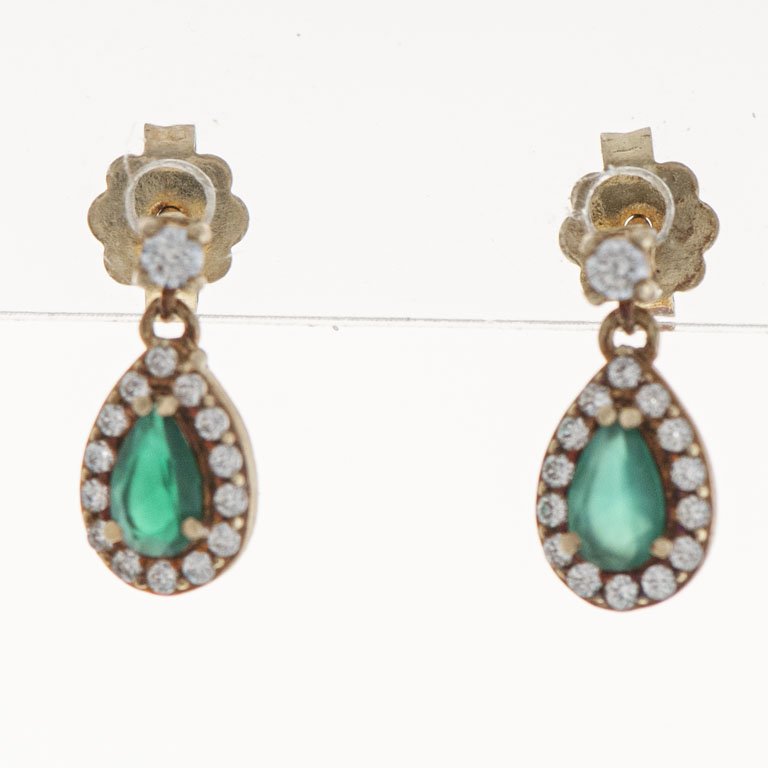 Lote anterior: Pare de aretes de oro 18k con circonias y piedras verdes