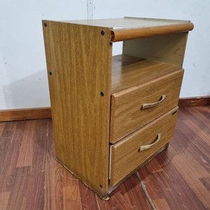 L 501 - Mesa de luz con estante y dos cajones con tiradores curvos (Medidas 47x36x64cm) - imagen 3