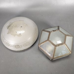 Dos Plafones de Bronce y Vidrio: Hexagonal con Vidrios Fisurados y Redondo Tallado - imagen 2