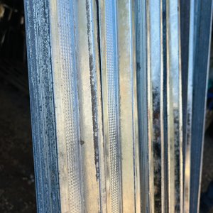Lote #043B – Diez paquetes de perfiles omega cada paquete contiene 20 unidades – pueden presentar detalles de oxido - imagen 4