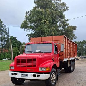 Camión Internacional Rojo con Caja de Carga - imagen 3