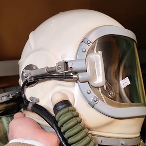 Casco Soviético Presurizado GSH-6 para Vuelos Estratosféricos con Contenedor Original - imagen 4