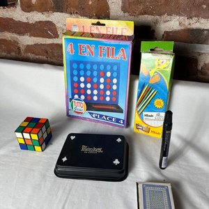 Lote anterior: Lote de Juegos de Mesa: 4 en Línea, Mikado, Cubo Rubik y Naipes