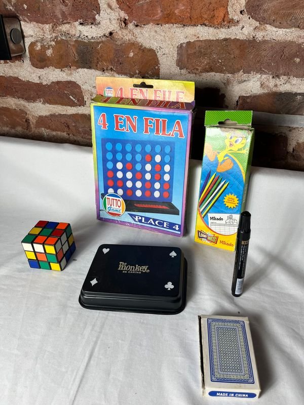 Lote de Juegos de Mesa: 4 en Línea, Mikado, Cubo Rubik y Naipes