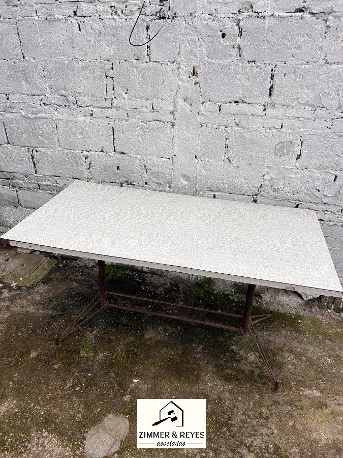 Mesa Rectangular de Hierro y Cerámica con Patas Metálicas