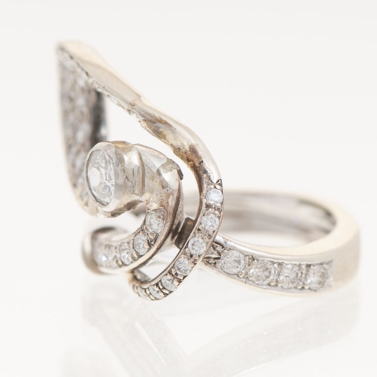 Anillo de oro con brillantes 18k - imagen 2