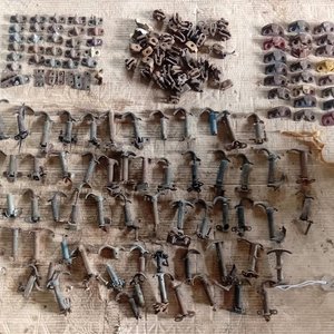 Lote siguiente: Lote de Tiradores de Capot y Piezas de Carrocería para Vehículos