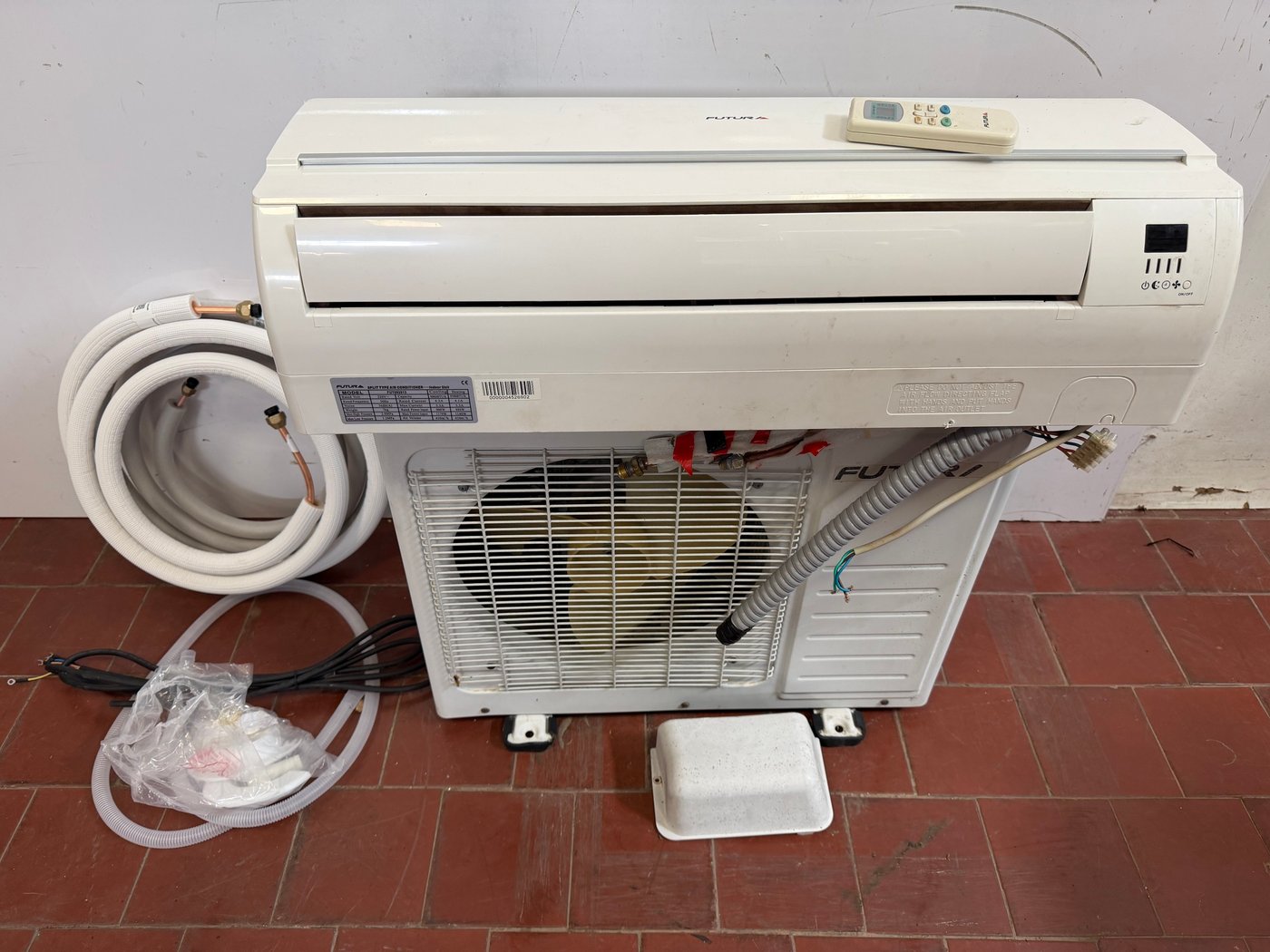 Aire Acondicionado Futura 9000 BTU con Control Remoto y Caños de Bronce
