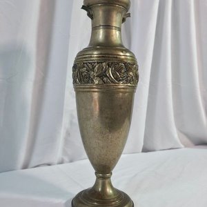Ánfora Antigua de Peltre con Diseño Floral - imagen 2