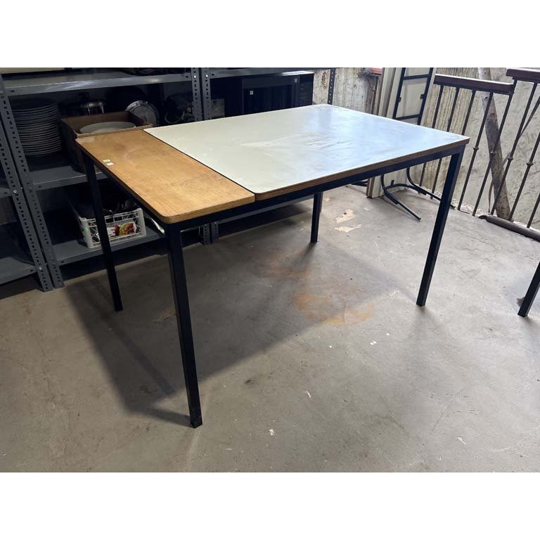 Lote siguiente: Mesa de madera con base de hierro
