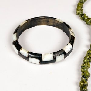 Collar de Piedras Verdes y Brazalete de Madera y Nácar - imagen 3
