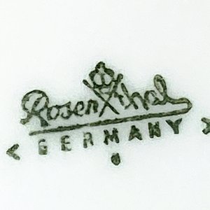 Ocho Piezas de Porcelana Rosenthal: Centro, Platillos y Salsera con Detalle Dorado - imagen 6