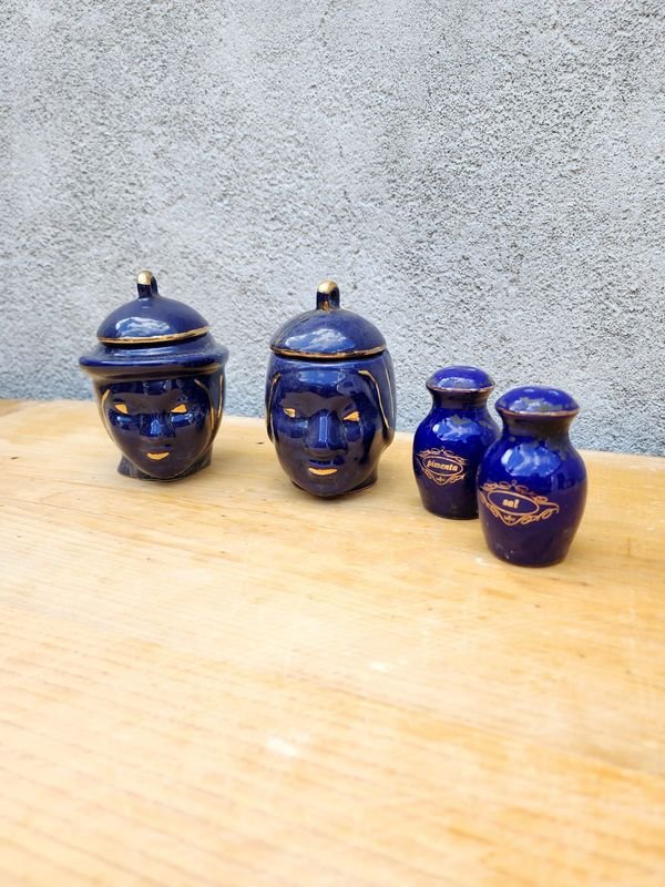 Set de Salero y Pimentero de Loza Azul con Tapa Dorada