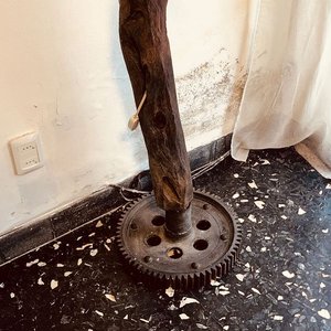 Lámpara de Pie Rústica con Base de Hierro y Pantalla - imagen 2