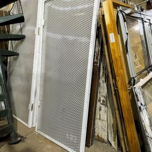Lote anterior: Dos Hojas de Portón de Hierro y Malla Blanca con Policarbonato