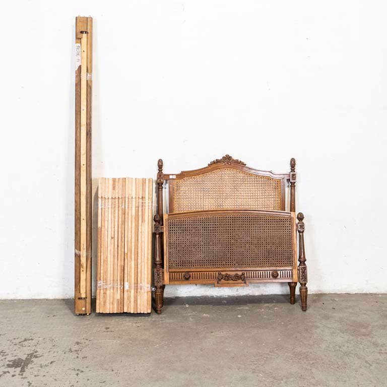 Lote anterior: Cama Luis XVI de madera con detalles en el lustre