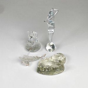 Lote anterior: Cuatro piezas de cristal, figuras elefantes ,gondola, pareja bailando
