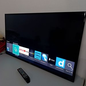 Lote siguiente: Smart TV Samsung Full HD 49" Modelo UN49J5200AG con Soporte de Pared