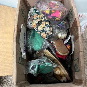 Lote de Más de 80 Pares de Pantuflas y Calzado Variado - imagen 8