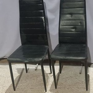 Lote siguiente: Juego de 2 Sillas de Caño Tapizadas en Negro